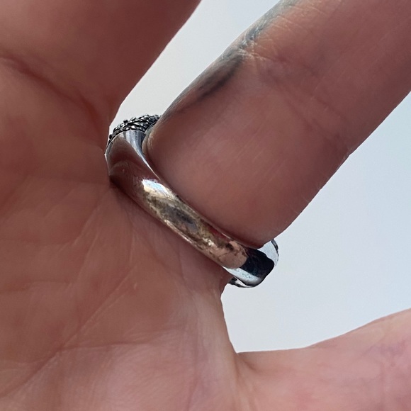 Sterling silver white and black crystal knot ring - Picture 6 of 7